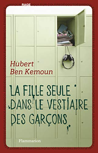 La fille seule dans le vestiaire des garcons