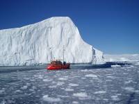 Visite touristique de l'océan Arctique sur un bateau groenlandais, Source : Wikipedia